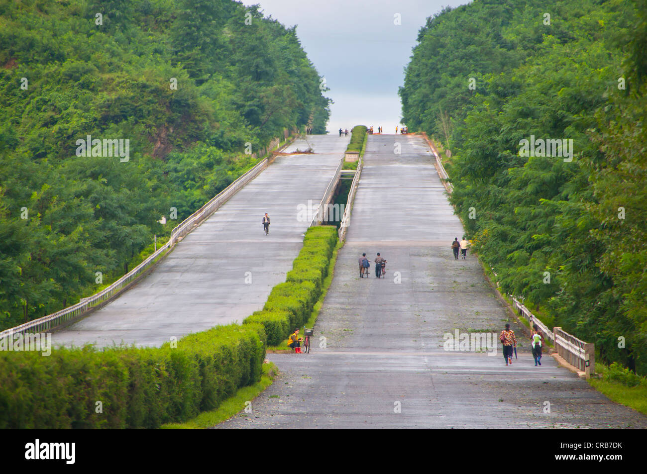 Radfahrer auf einer leeren Autobahn, Nordkorea, Asien Stockfoto