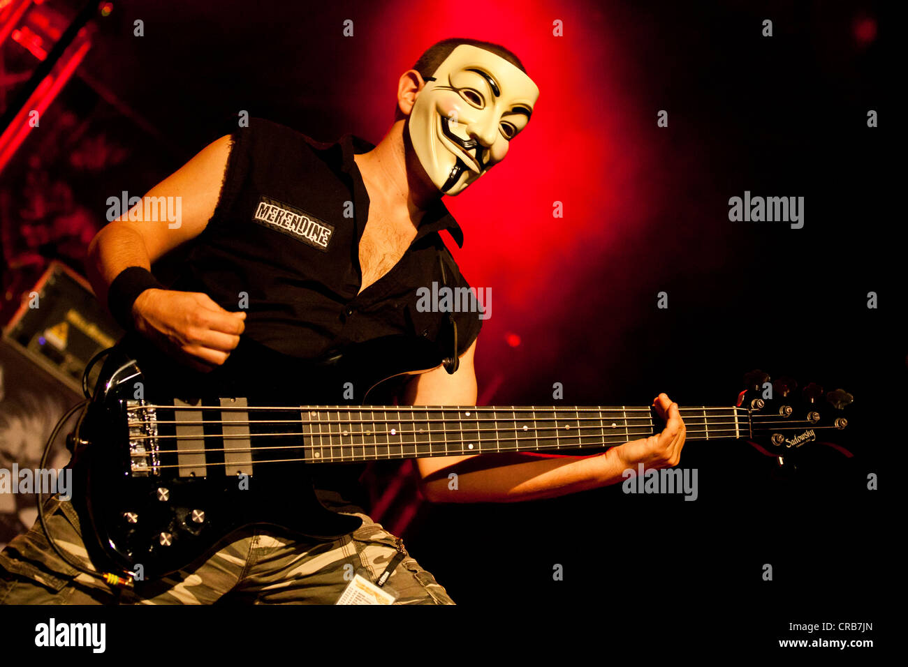 Bassist von der italienischen heavy-Rock Band Merendine die live im Konzertsaal Schueuer in Luzern, Schweiz Stockfoto