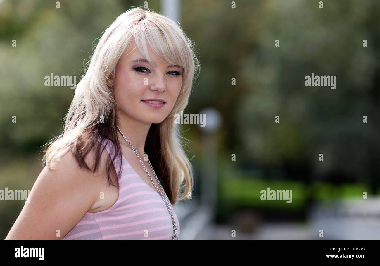 Blond blondieren -Fotos und -Bildmaterial in hoher Auflösung – Alamy