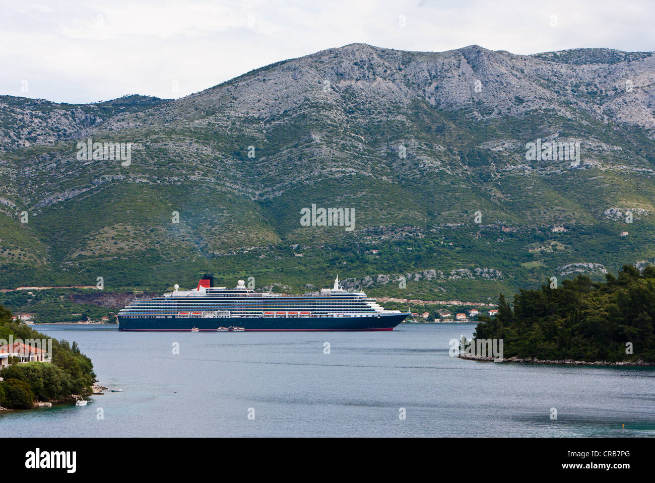 Königin Victoria Luxus-Kreuzfahrtschiff in der Bucht von Insel Korcula, Zentral Dalmatien, Adria, Kroatien, Europa Stockfoto