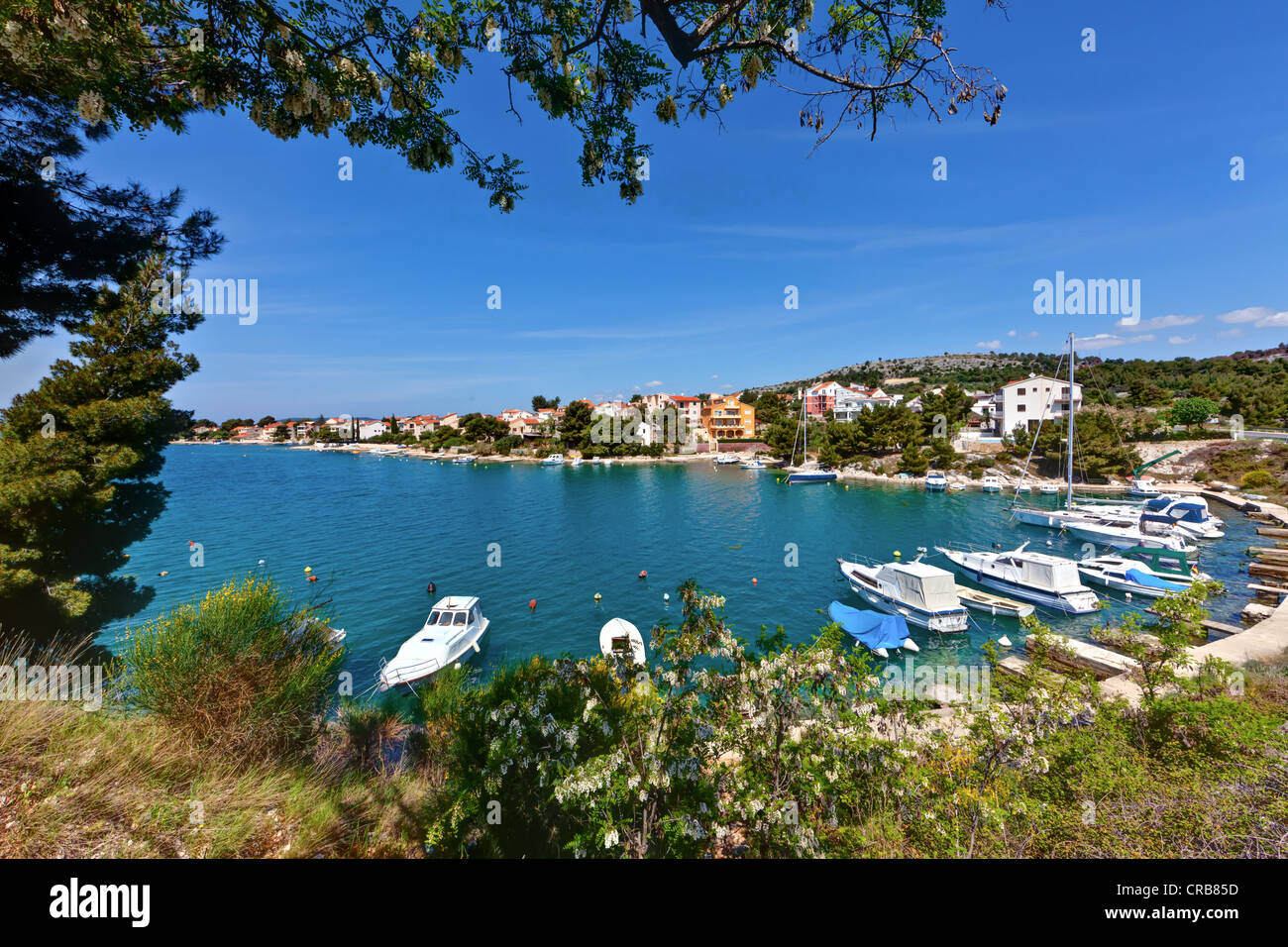 Kleiner Hafen in der Nähe des Dorfes Zaboric, Mitteldalmatien Angeln, Küste Dalmatien, Adria, Kroatien, Europa, PublicGround Stockfoto