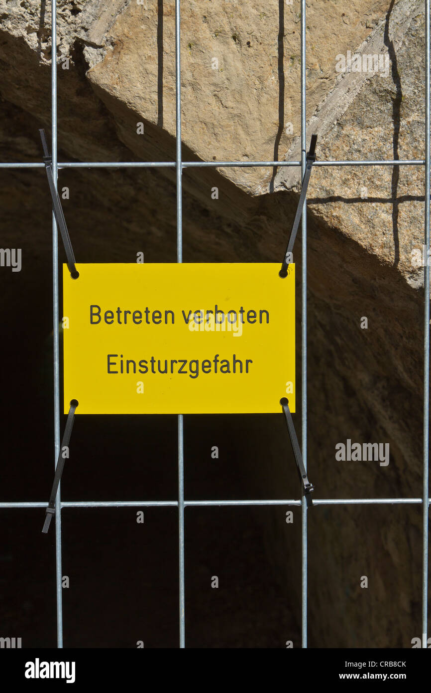 Verbotszeichen, "kein Eintrag, vom Zusammenbruch bedroht" zur Burgruine Burg Hohenurach, Bad Urach, Schwäbische Alb, Reutlingen Bezirk Stockfoto