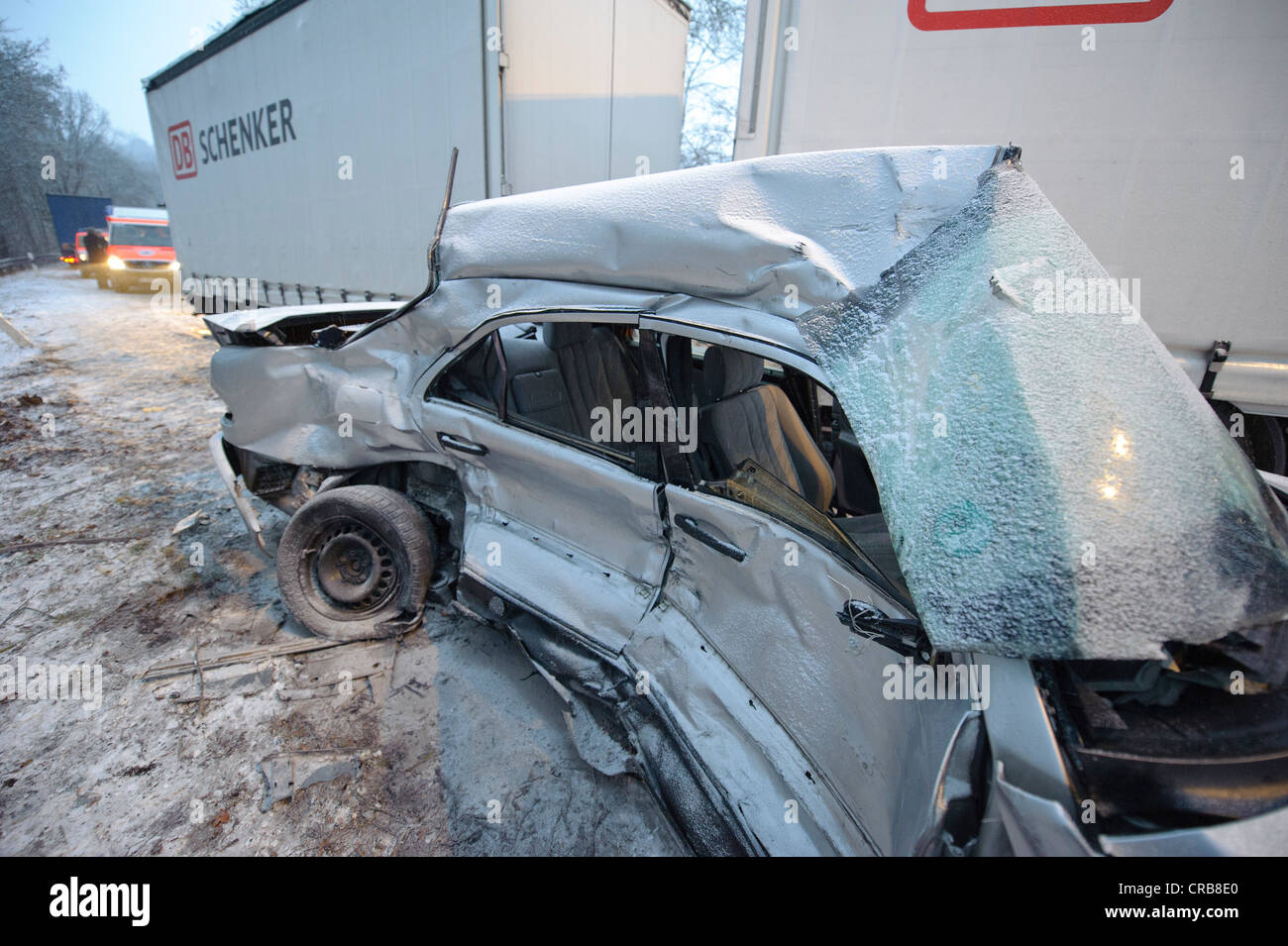 Tödlichen Autounfall auf dem rutschigen Schnee von einer eisglatten Straße, wurde ein Mercedes E-Klasse auf der gegenüberliegenden Fahrbahn geschleudert und Stockfoto