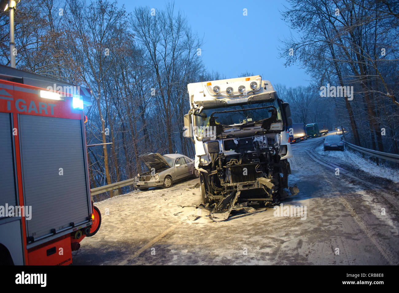 Tödlichen Autounfall auf dem rutschigen Schnee von einer eisglatten Straße, wurde ein Mercedes E-Klasse auf der gegenüberliegenden Fahrbahn geschleudert und Stockfoto