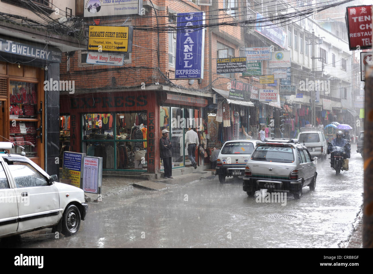 Monsunregen in der touristischen Bezirk Thamel, Kathmandu, Bagmati, Nepal, Südasien, Asien Stockfoto