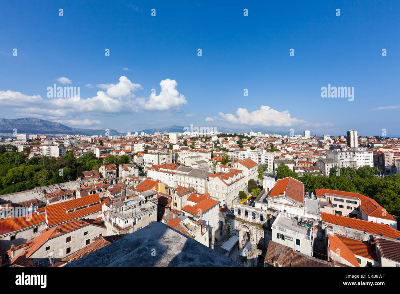 Blick über die Altstadt von Split aus der offenen Kolonnade des Campanile der Kathedrale von Split, Split, Mitteldalmatien Stockfoto