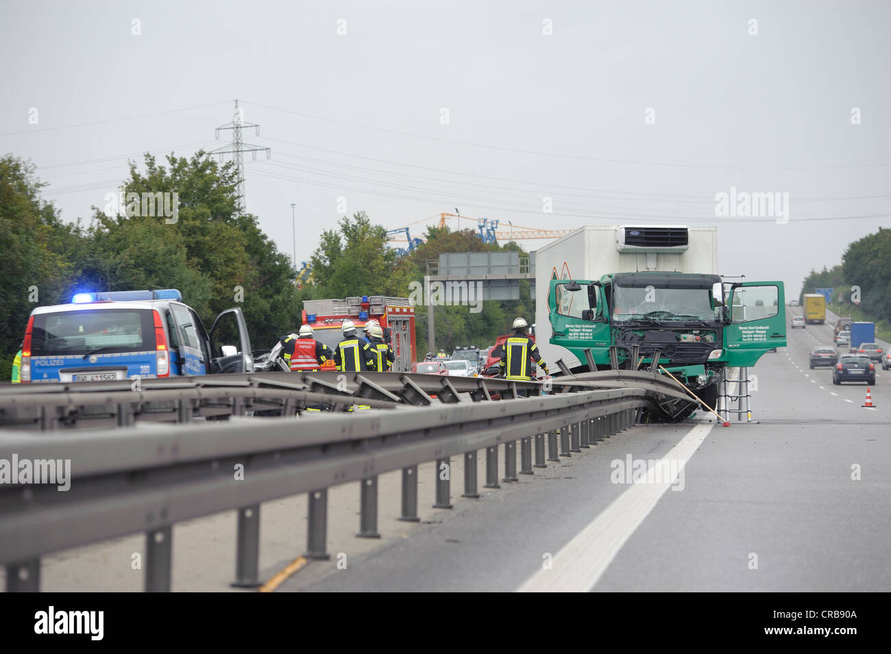 Ein 7,5 Tonner ist auf dem Mittelstreifen auf der Autobahn A81, Autobahn, nach einem schweren Verkehrsunfall stecken. Stockfoto