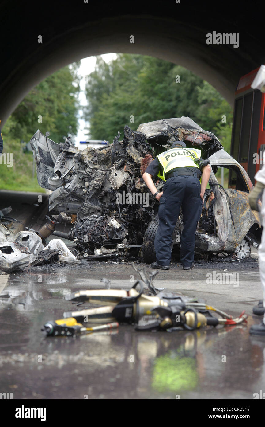 US-Polizei-Offizier besucht das Wrack von eines Autounfall Feuerwehr hydraulische Rettung Ausrüstung liegen auf der Stockfoto