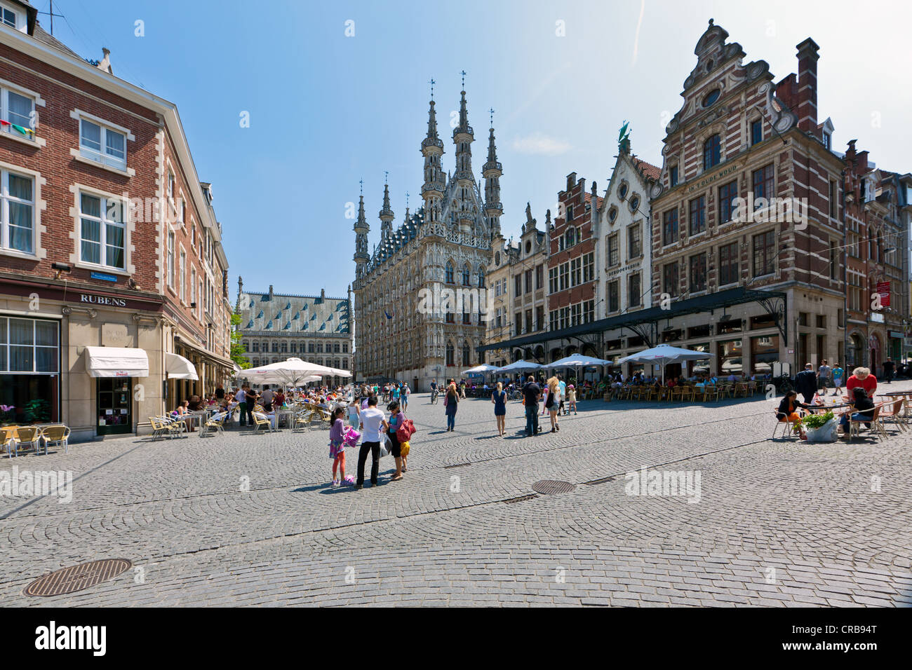 Das gotische Rathaus am Grote Markt Platz, Straßencafés, Leuven, Belgien Stockfoto
