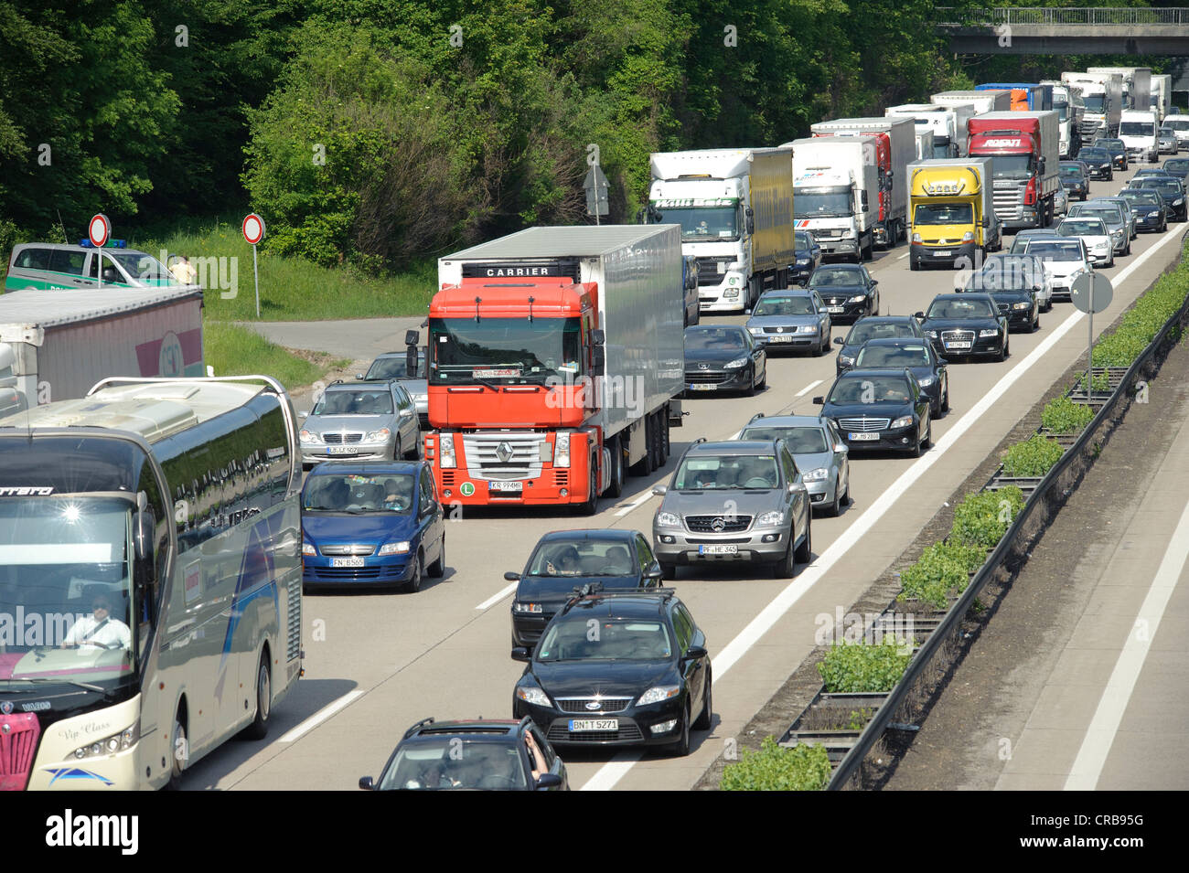 Stau auf der Autobahn A8 in der Nähe von Stuttgart nach dem Unfall eines Gefahrgut-Transporters, Blick in Richtung Karlsruhe Stockfoto