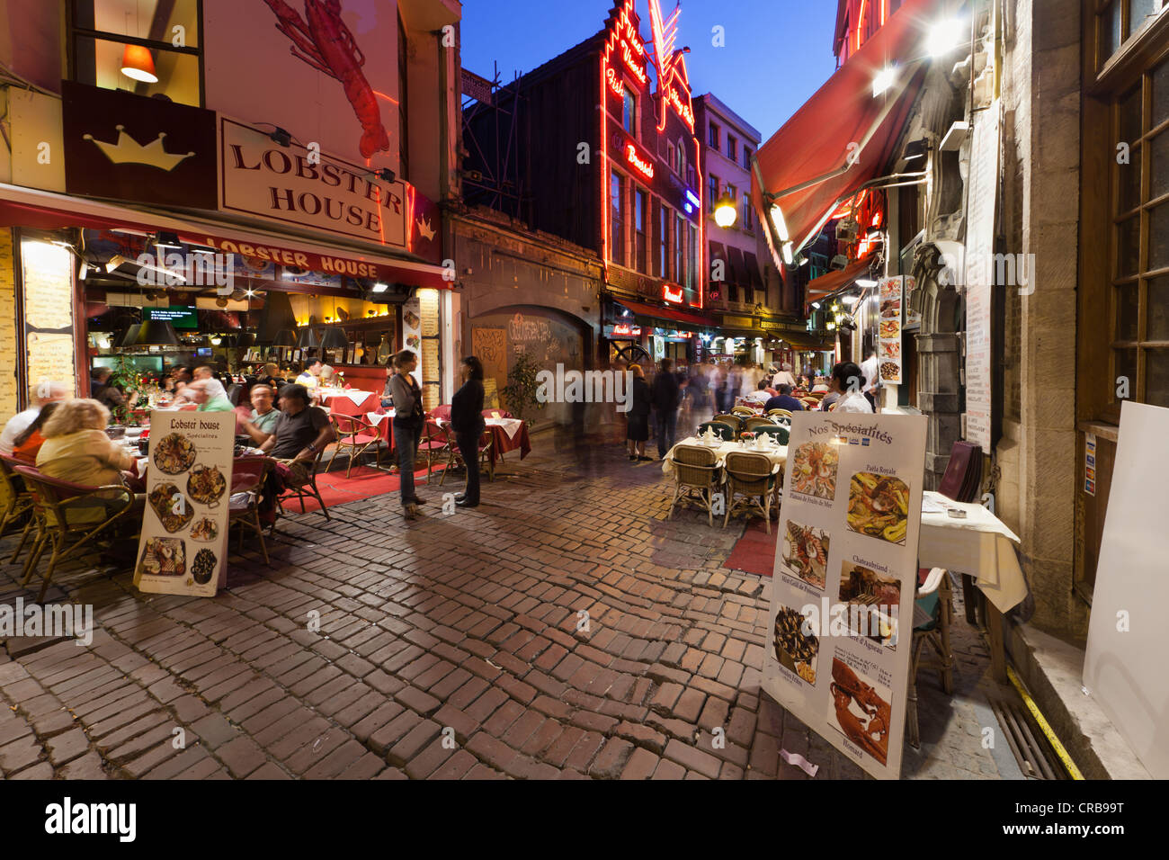 Gäste sitzen in Straße Restaurants in der alten Stadt, Beenhouwersstraat, Brüssel, Belgien Stockfoto