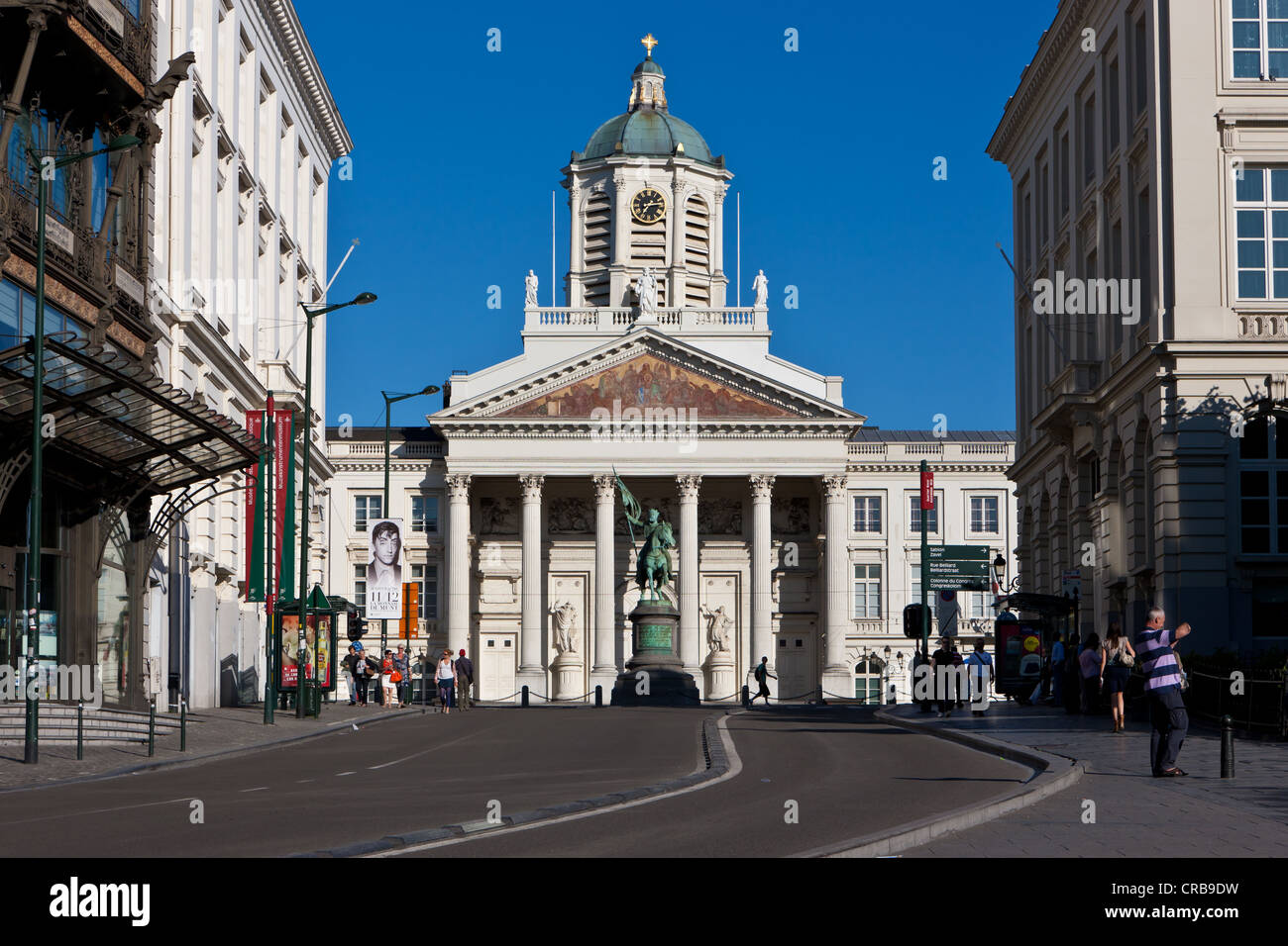 Blick auf den Place Royale, Kirche Saint-Jacques-Sur-Coudenberg mit Statue von Godefroid de Bouillon, Brüssel, Brabant, Belgien Stockfoto