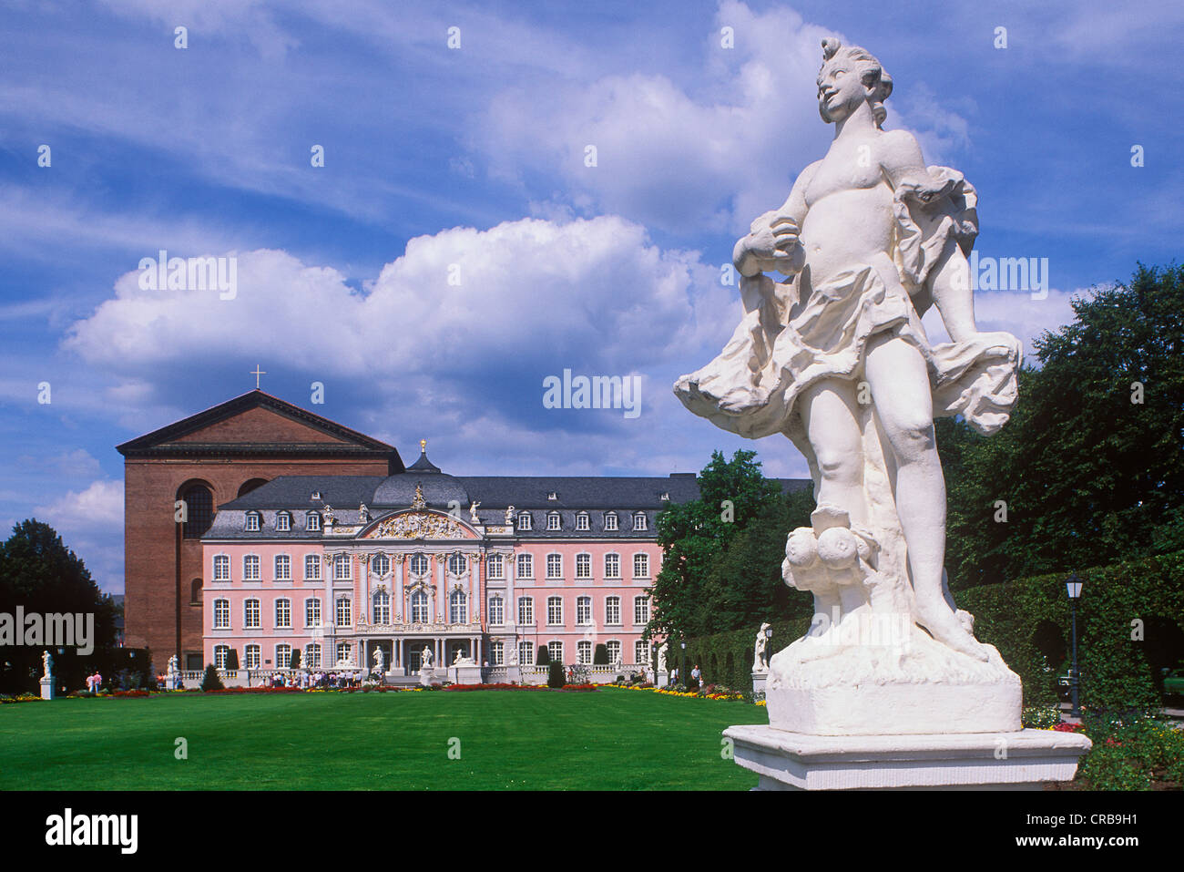 Statue vor der Konstantinbasilika Kirche und das Kurfürstliche Schloss