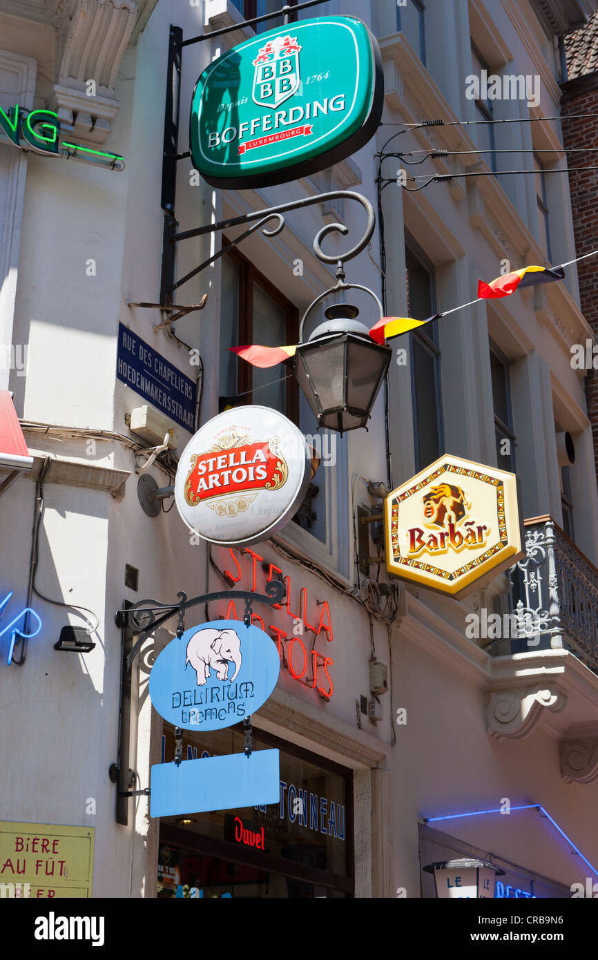 Restaurant-Zeichen für verschiedene Arten von Bier in der Rue des Chapeliers, Brüssel, Belgien, Benelux, Europa Stockfoto
