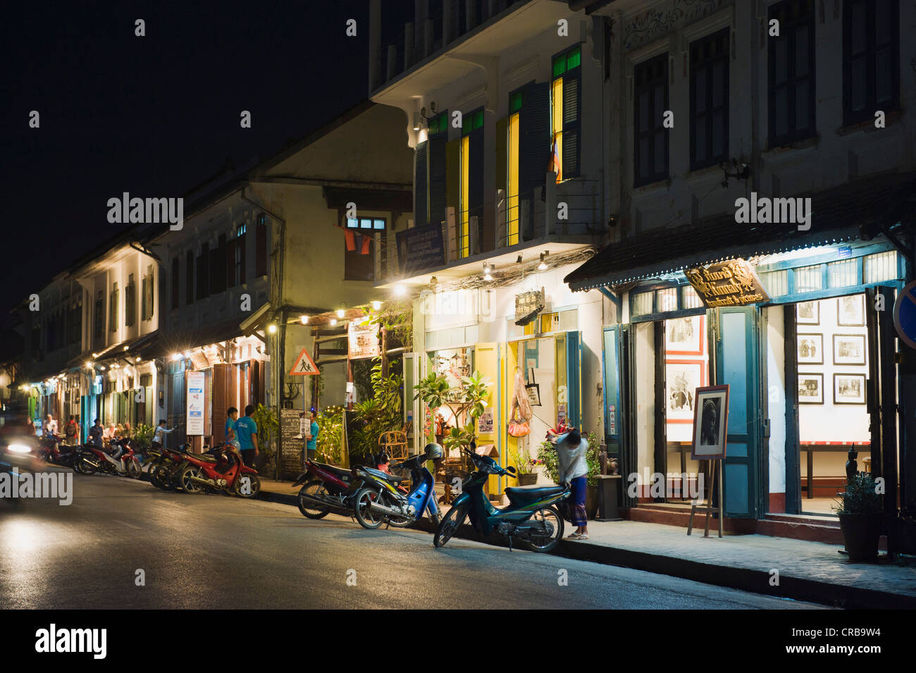 Geschäfte und Restaurants an der Hauptstraße, Sisavangvong Road, in der Nacht, Luang Prabang, Laos, Indochina, Asien Stockfoto