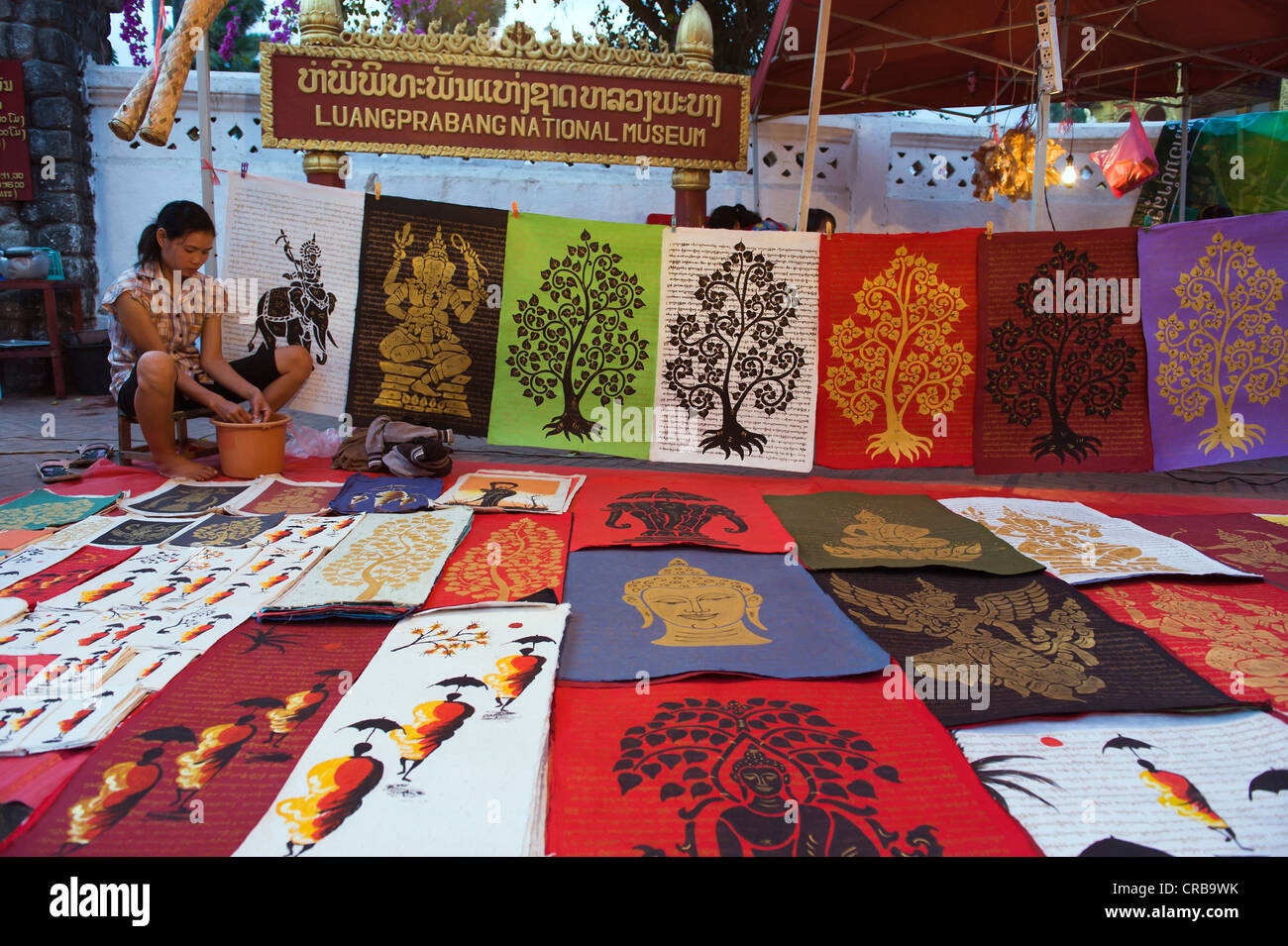 Frau verkaufen Bilder auf einem Nachtmarkt, Luang Prabang, Laos, Indochina, Asien Stockfoto