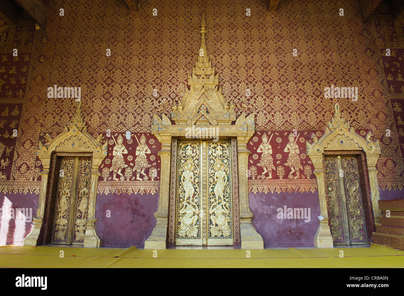 Geschnitzten Eingangstür zum Tempel Wat Sene, Wat Sensoukharam, Luang Prabang, UNESCO-Weltkulturerbe, Laos, Indochina, Asien Stockfoto