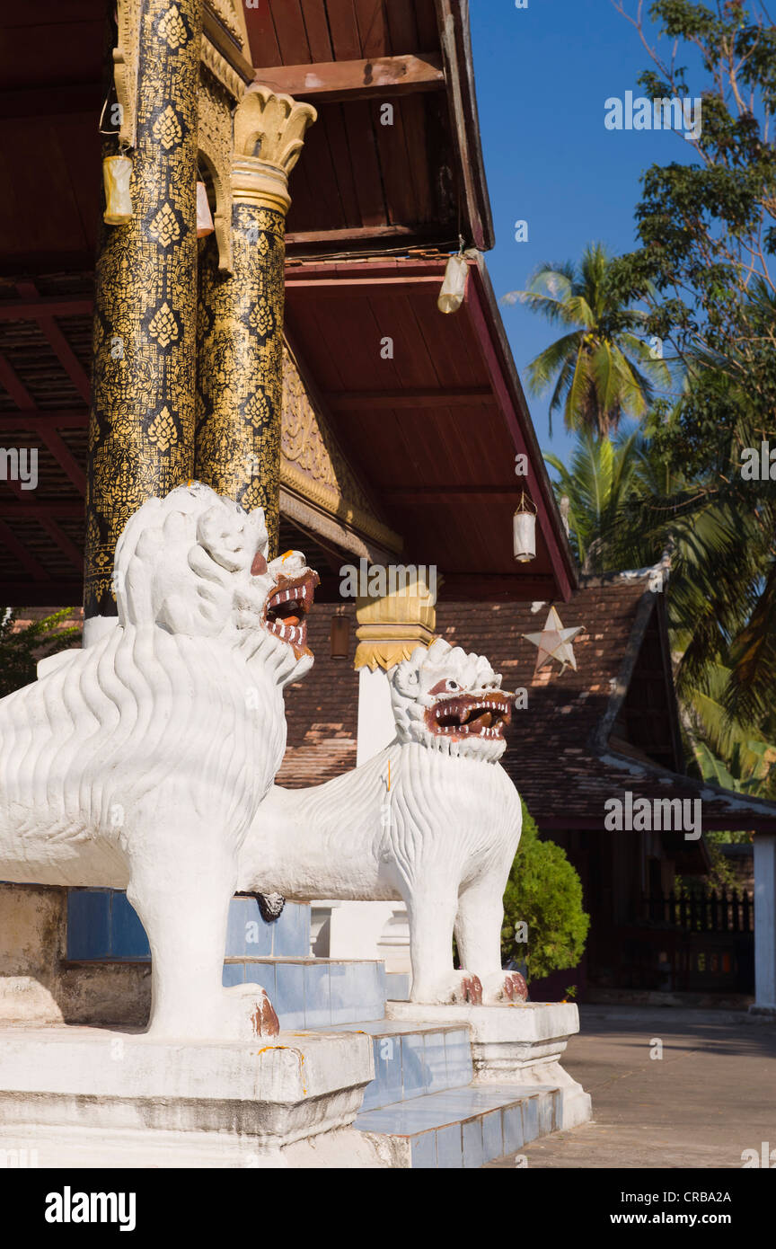 Tempelwächter außerhalb Wat Sirimoungkhounsayaram Tempel, Luang Prabang, UNESCO-Weltkulturerbe, Laos, Indochina, Asien Stockfoto