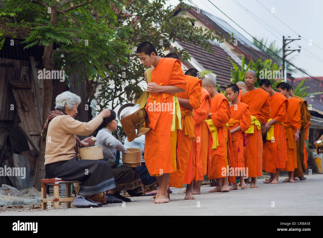 Mönche auf ihre Morgen Almosen rund, Luang Prabang, Laos, Indochina, Asien Stockfoto