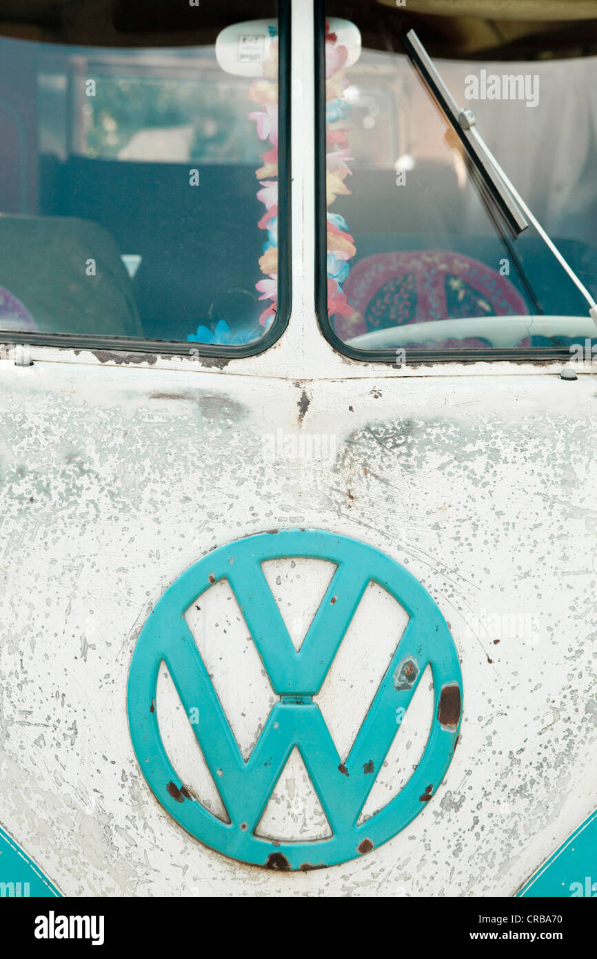 VW Camper van, Hippie-Bus T1, 1960, original Türkis und weiß, weiße Wand Reifen, Hubdach und Inschrift Stockfoto