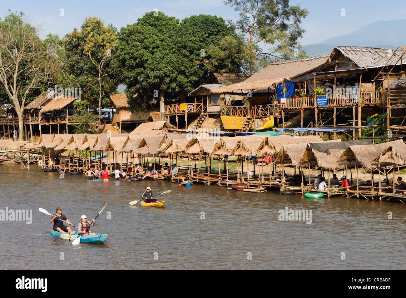 Touristen, Kajakfahren in der Wasser-Fun-Park am Nam Song River, Vang Vieng, Vientiane, Laos, Indochina, Asien Stockfoto