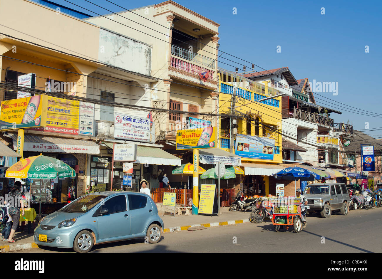 Verkehr, Geschäfte und Restaurants, Fa Ngum Road, Vientiane, Laos, Indochina, Asien Stockfoto