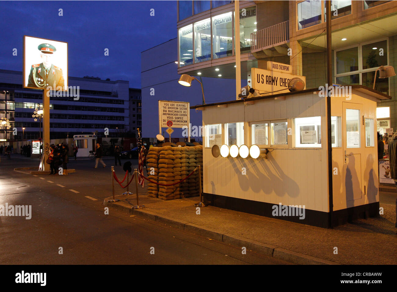 Checkpoint Charlie bei Nacht, Berlin, Deutschland, Europa Stockfoto