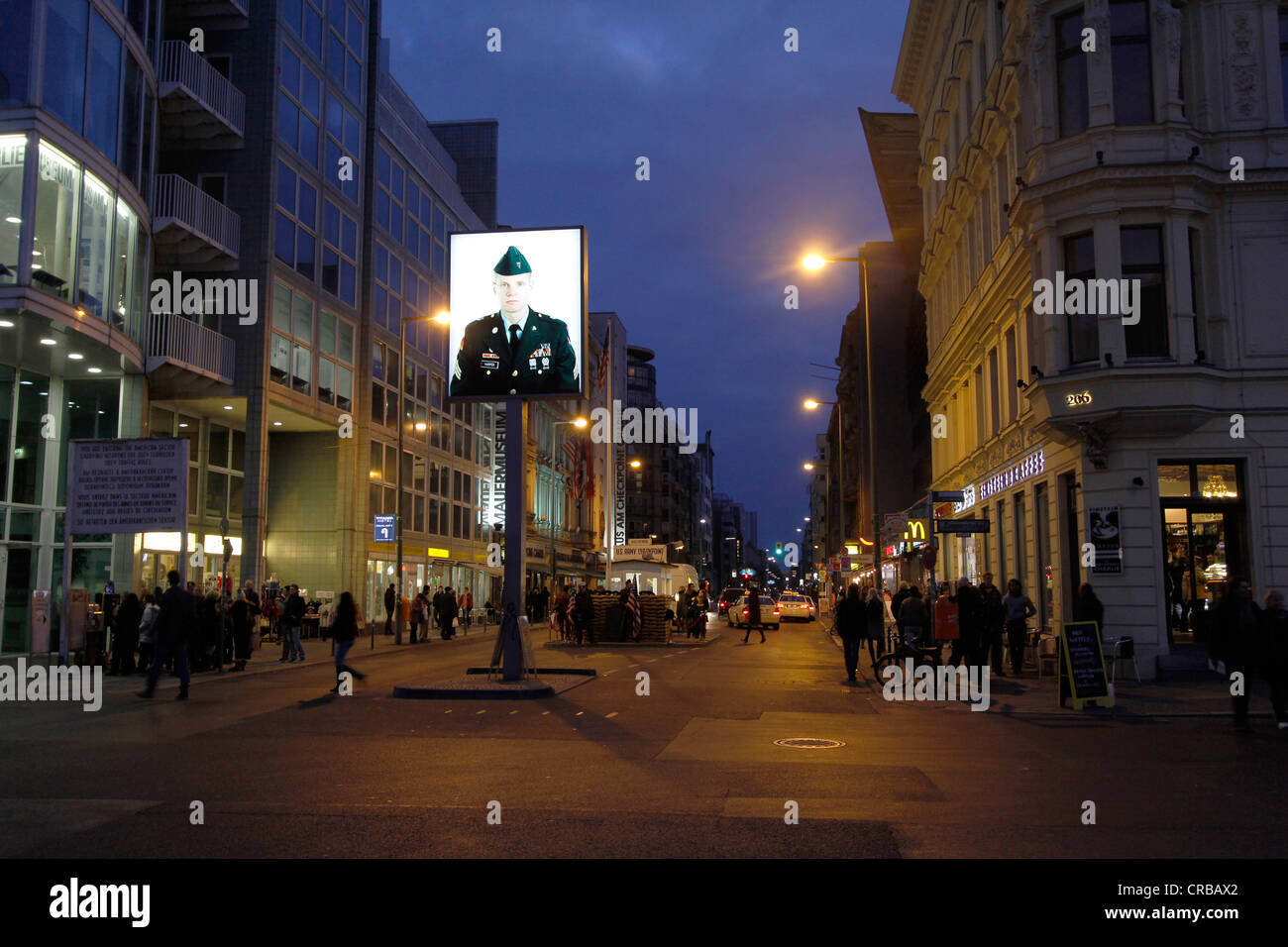 Checkpoint Charlie bei Nacht, Berlin, Deutschland, Europa Stockfoto