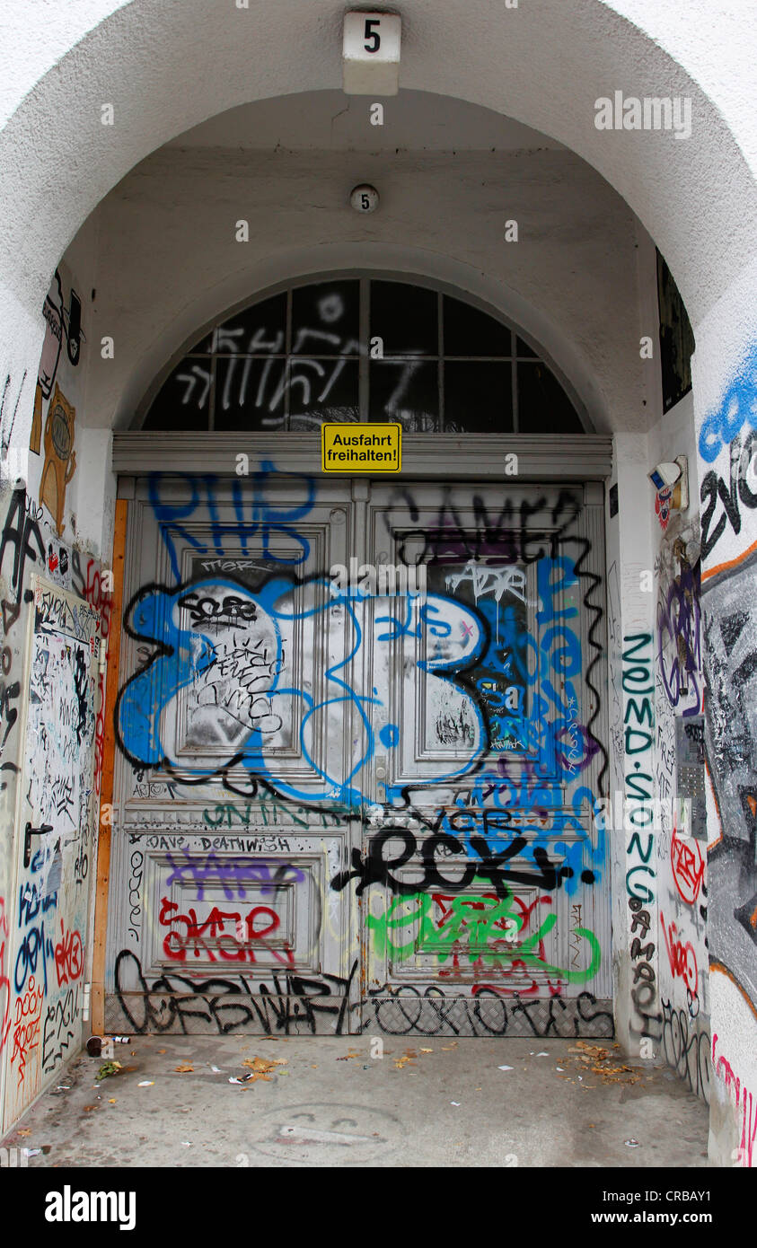 Eingang mit street-Art, Berlin-Kreuzberg, Deutschland, Europa Stockfoto