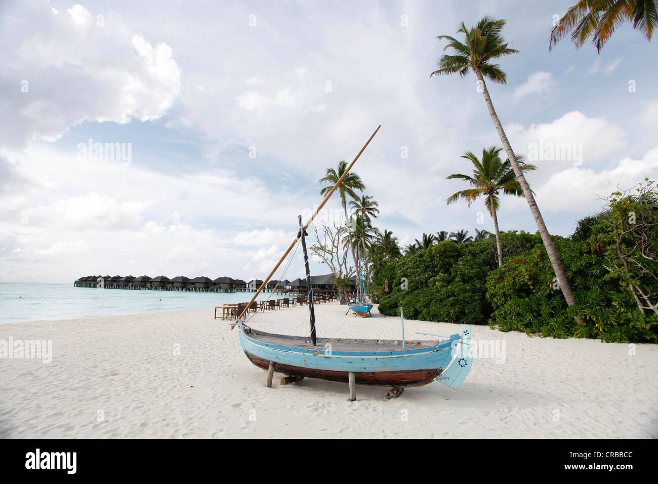 Altes Boot am Strand von Irufushi Hilton weltweit Resorts, Noonu Atoll, Malediven, Indischer Ozean Stockfoto