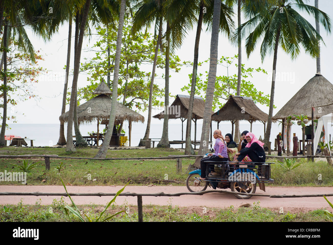 Motorrad-Taxi mit Frauen auf der Strandstrasse, Ko Jum oder Koh Pu Island, Krabi, Thailand, Südostasien Stockfoto