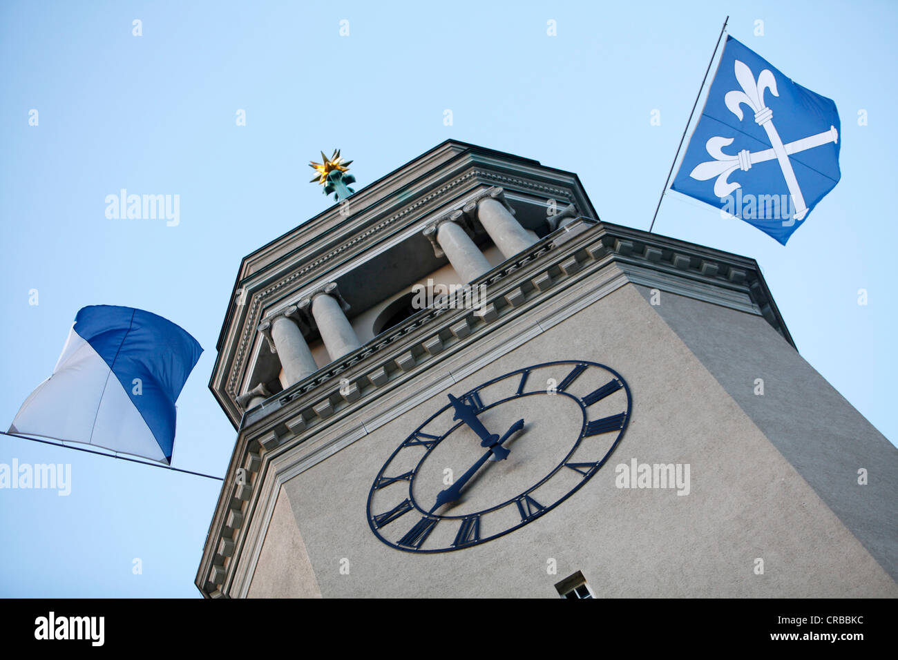 Grosse Kirche Fluntern Kirche mit Fahnen, Sechselaeuten Volksfest, Zürich, Schweiz, Europa Stockfoto