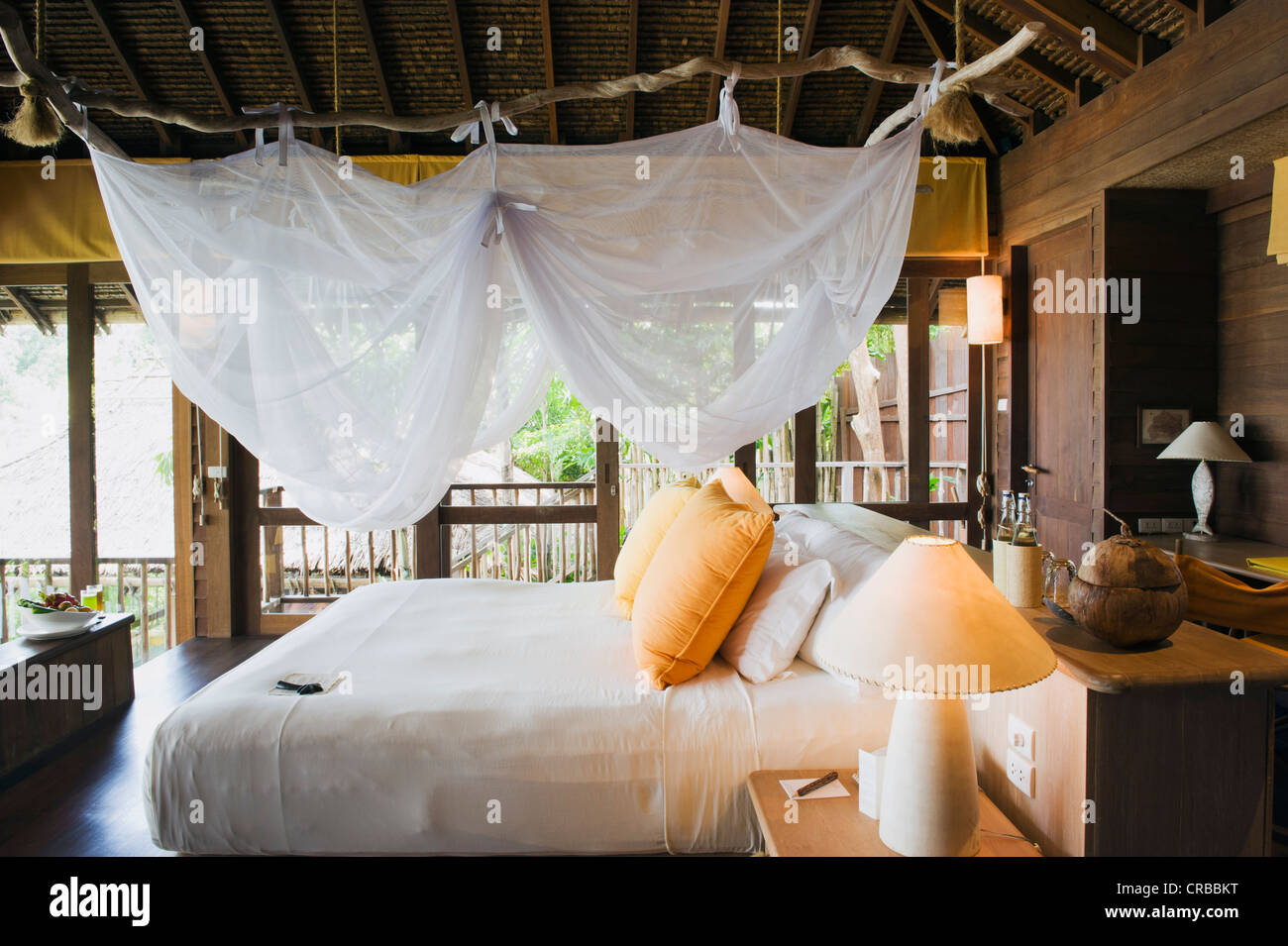 Bett in einem Luxus-Bungalow, Luxus Hotels, Six Senses Resort Koh Yao Noi Insel, Phang Nga, Thailand, Südostasien, Asien Stockfoto