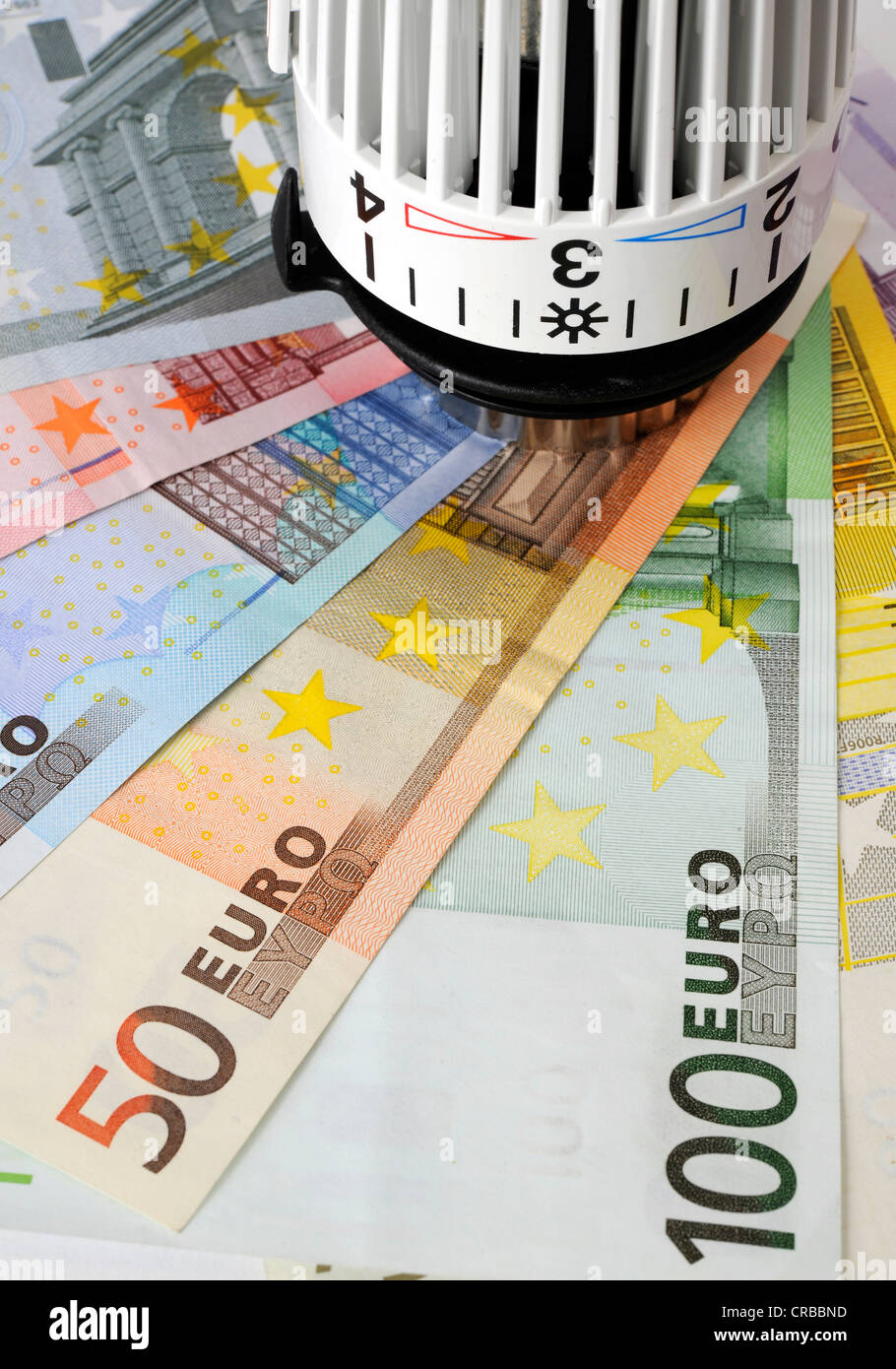 Thermostat Heizungsventil, Heizkörperventil, warme und kalte Markierungen auf Euro-Banknoten, symbolische Bilder für Heizung und Stockfoto