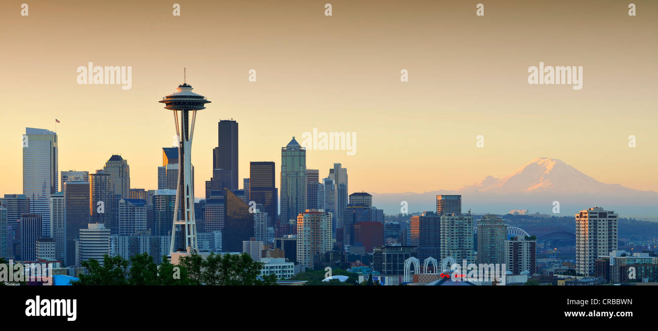 Skyline in der Abenddämmerung, Seattle Bankenviertel mit Space Needle, Mount Rainier auf Rückseite, Columbia Center Stockfoto