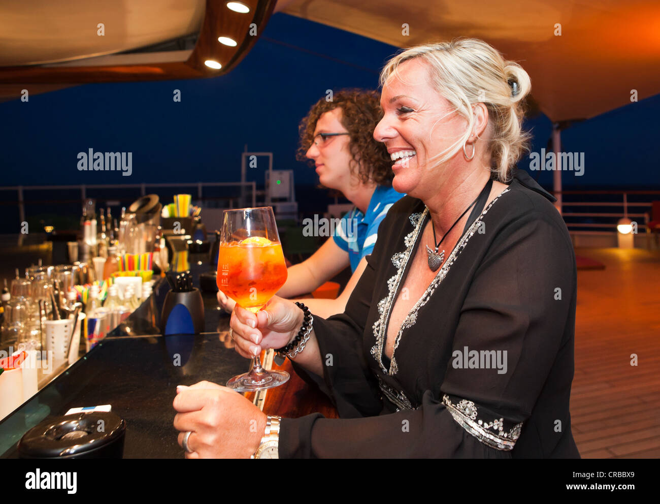 Aida Club Cruiser, Touristen mit einem Drink an der Bar, Mallorca, Spanien, Europa - Achtung: beschränkte Nutzungsrecht! Bitte Stockfoto
