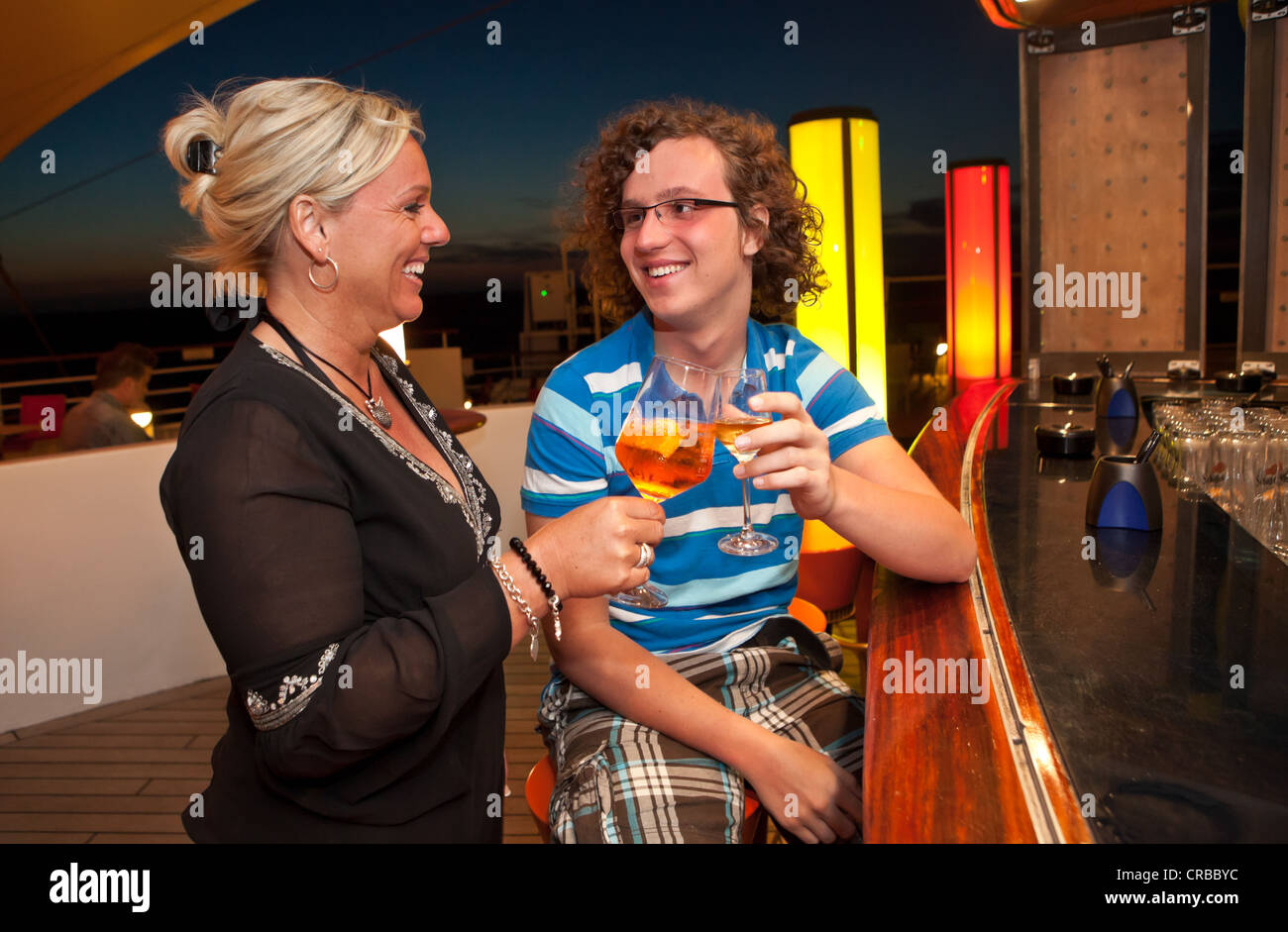 Aida Club Cruiser, Touristen mit einem Drink an der Bar, Mallorca, Spanien, Europa - Achtung: beschränkte Nutzungsrecht! Bitte Stockfoto