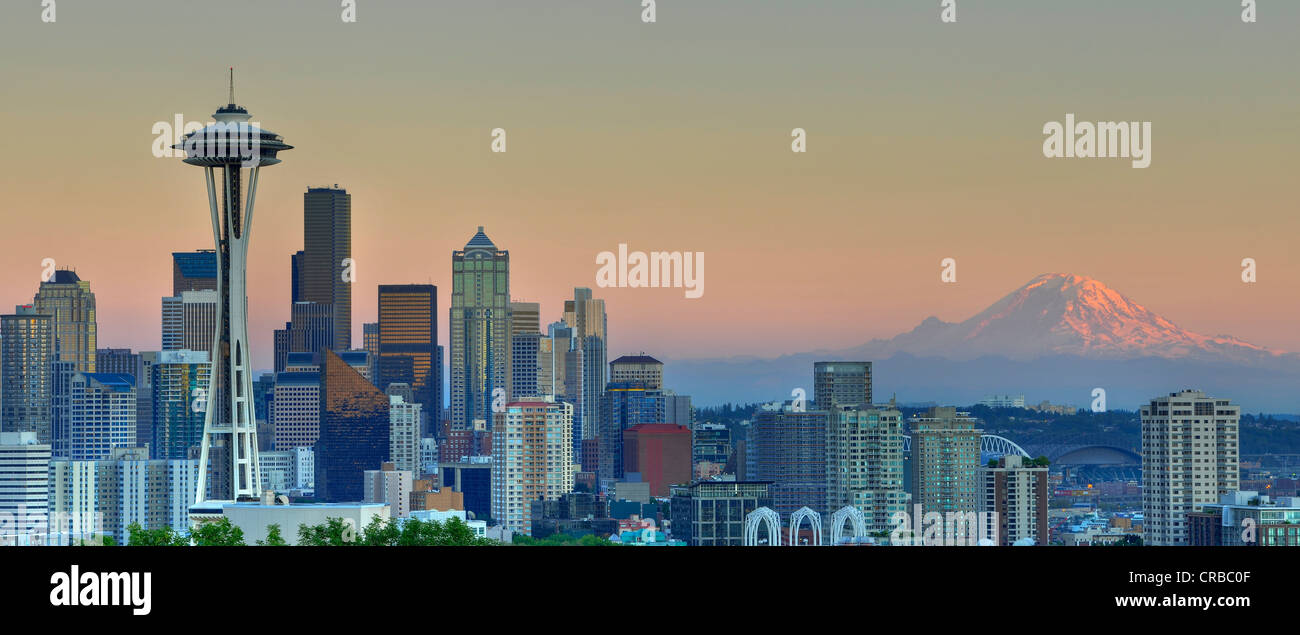 Skyline in der Abenddämmerung, Seattle Bankenviertel mit Space Needle, Mount Rainier auf Rückseite, Columbia Center Stockfoto