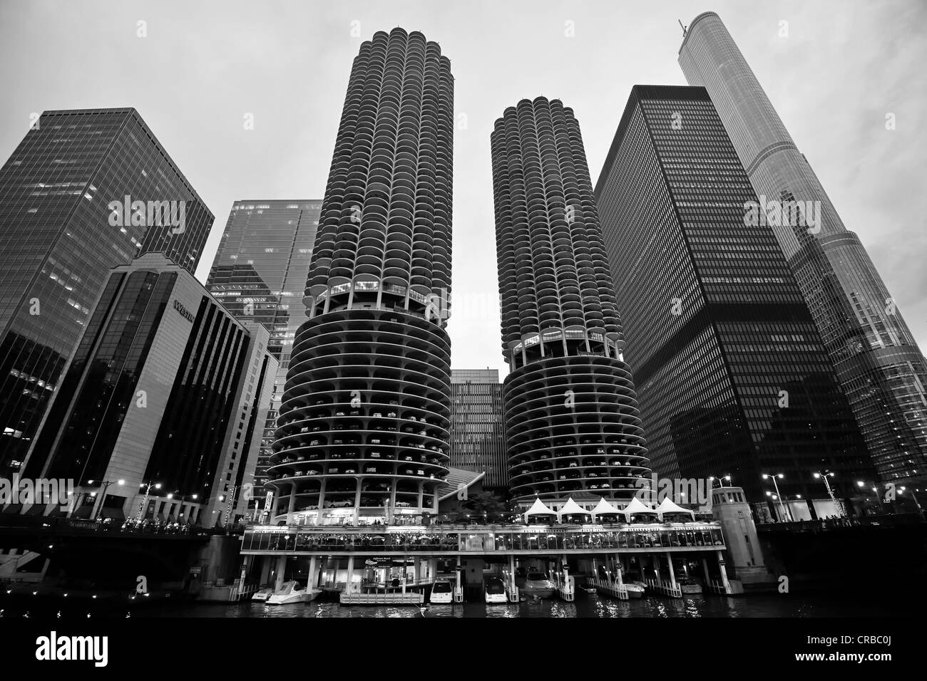 Schwarzweiß, Chicago Riverwalk, Promenade entlang der Chicago River Loop, Skyline, Trump International Tower, Marina City Twin Stockfoto