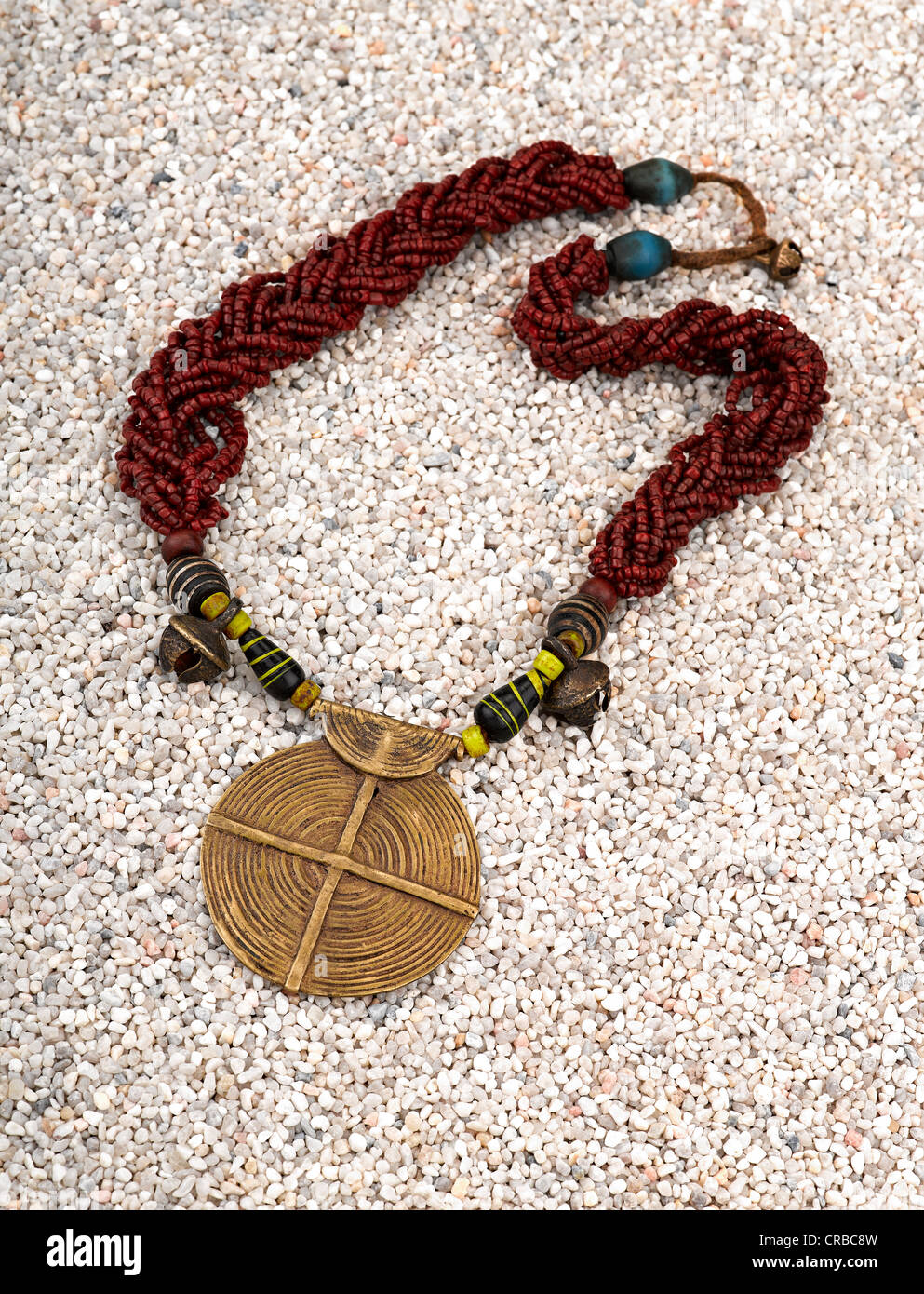 Ethnische Halskette mit Muscheln auf er Sand des Strandes. Stockfoto