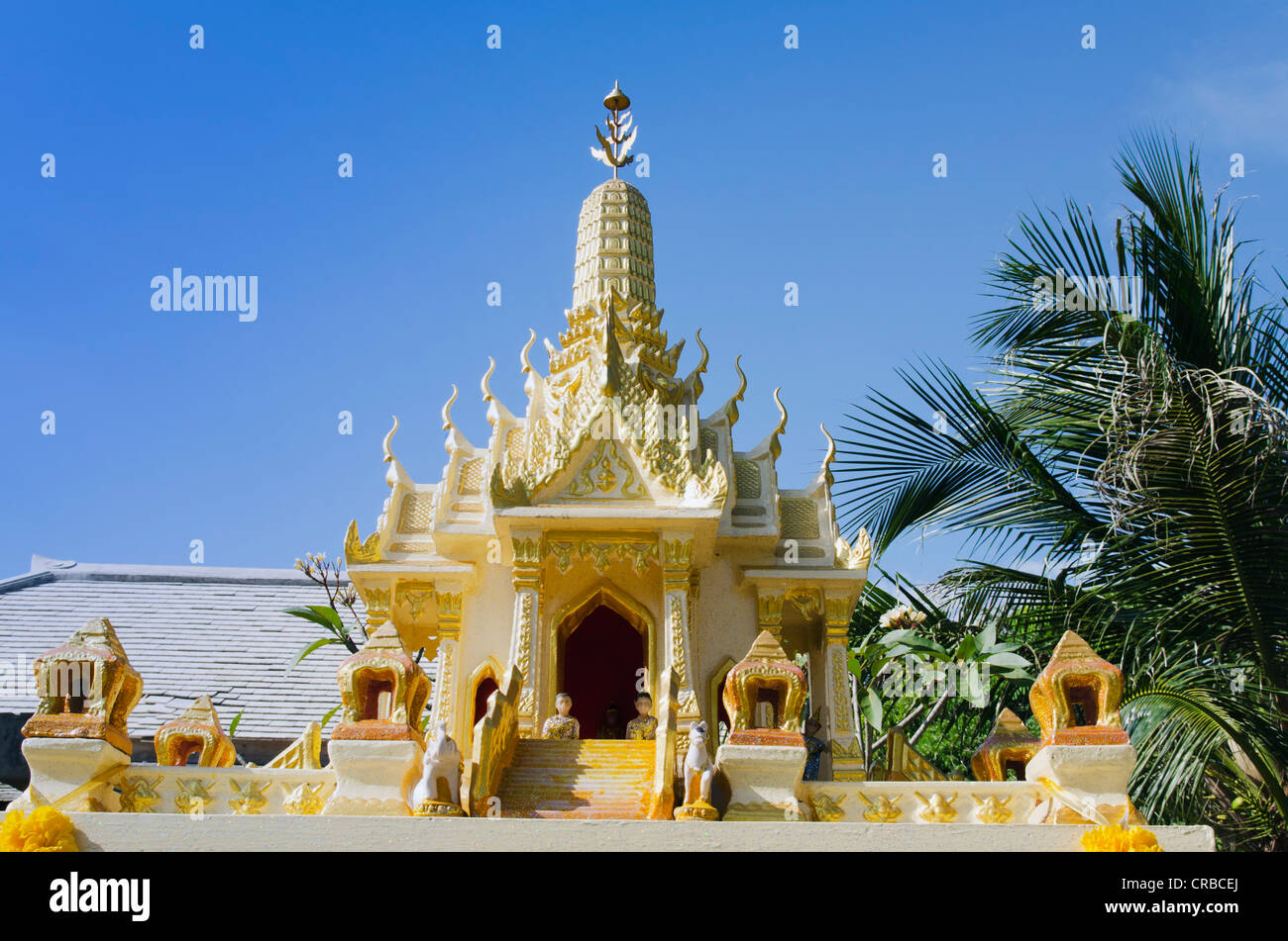 San Phra Phum oder Geisterhaus am Klong Nin Beach, Insel Ko Lanta, Krabi, Thailand, Südostasien Stockfoto