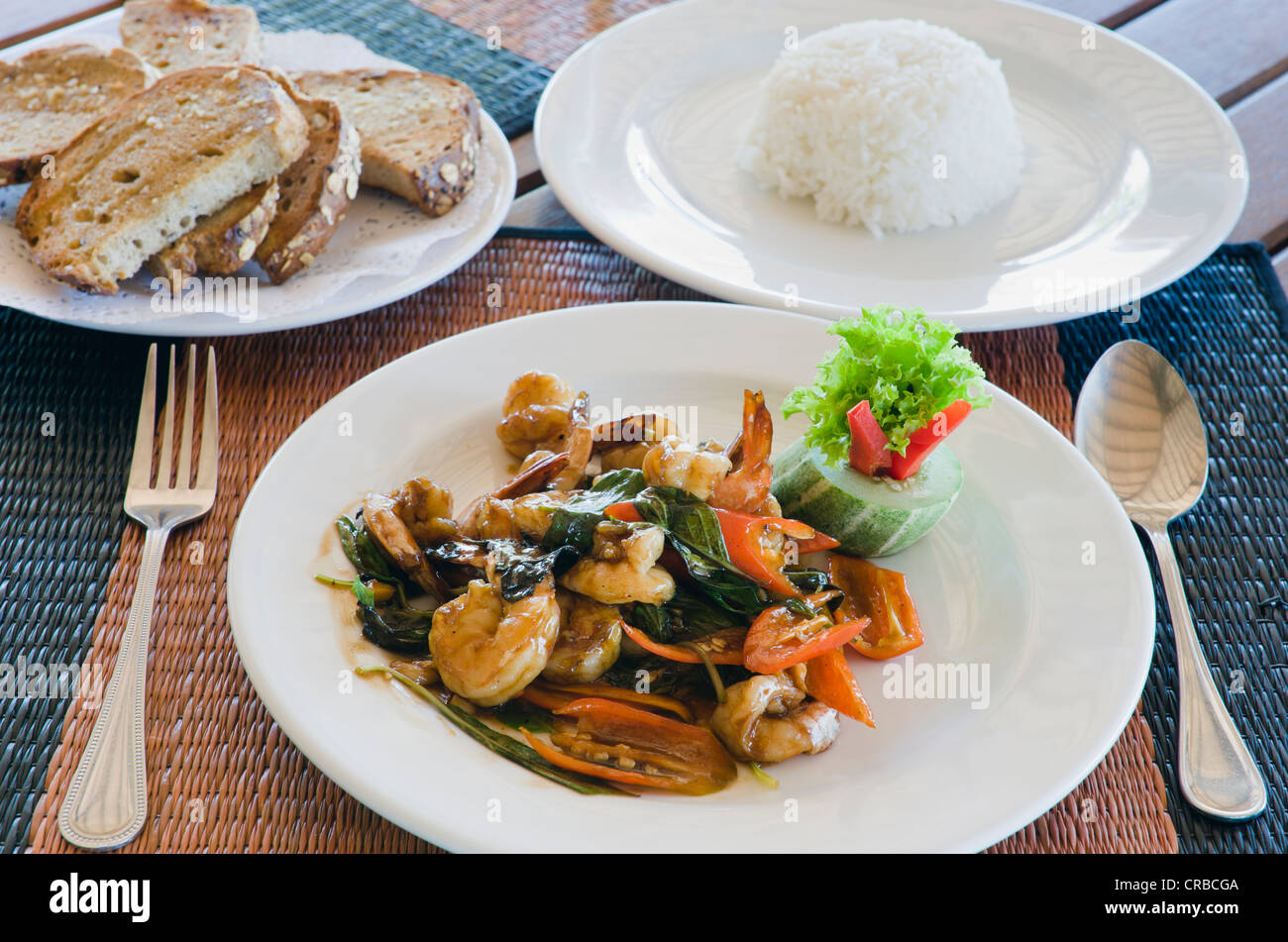 Gebratene Garnelen mit Basilikum und Reis, Thai-Food, Ko Mook Insel, Koh Muk, Trang, Thailand, Südostasien, Asien Stockfoto