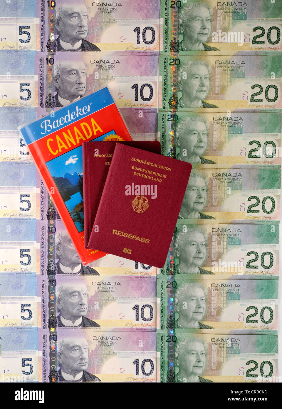 Reisepass der Bundesrepublik Deutschland, Reiseführer für Kanada, verschiedene kanadische Dollar-Banknoten Stockfoto