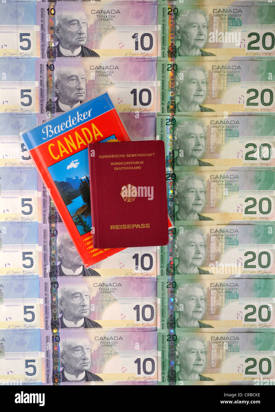Reisepass der Bundesrepublik Deutschland, Reiseführer für Kanada, verschiedene kanadische Dollar-Banknoten Stockfoto