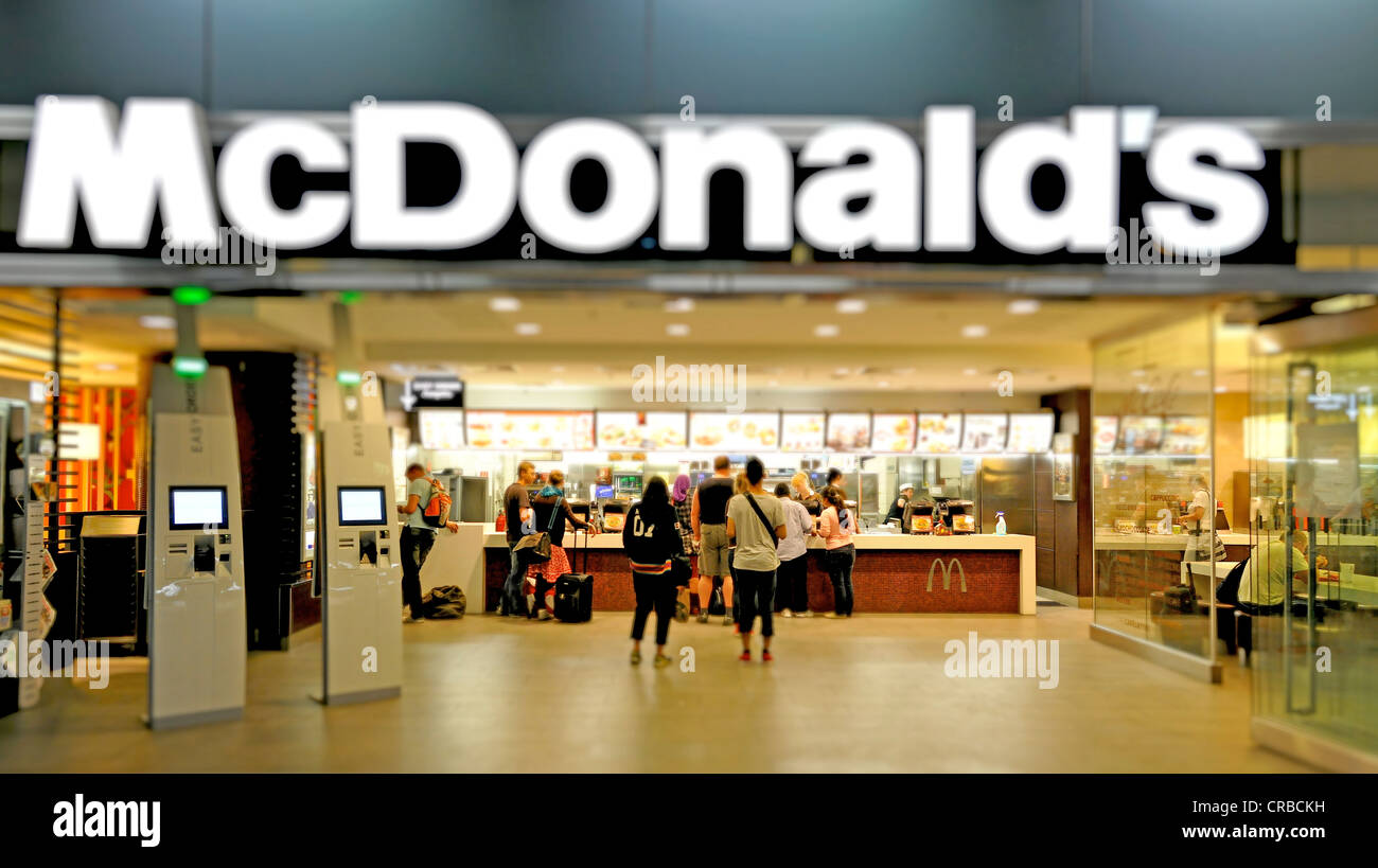 Fast-Food Restaurant McDonalds im Hauptbahnhof, Miniaturansicht, Tilt-Shift-Effekt, Bezirk Mitte, Berlin, Deutschland, Europa Stockfoto