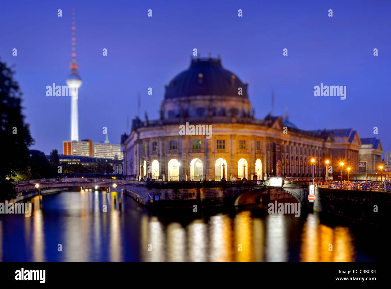 Nachtaufnahme, Bode-Museum, Fernsehturm Alex Fernsehturm, Museumsinsel, UNESCO-Weltkulturerbe, Miniaturansicht Stockfoto
