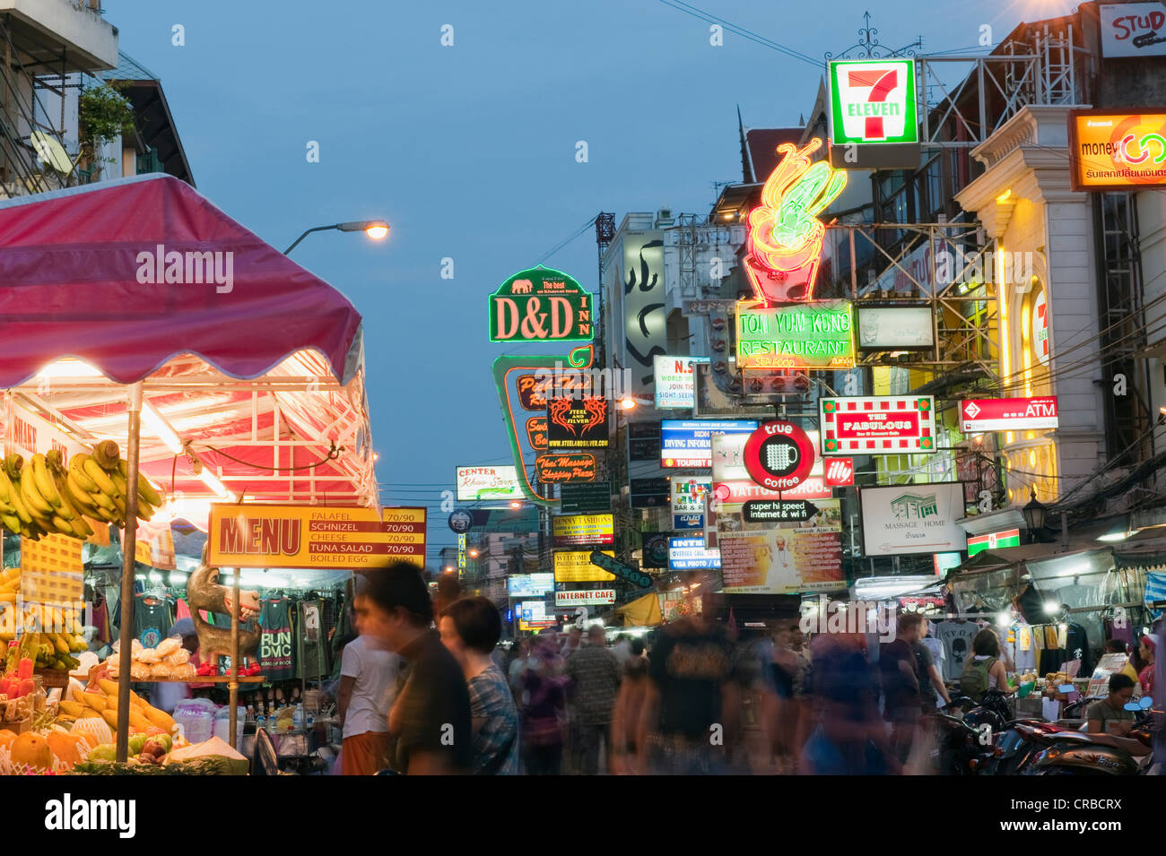 Khao San Road in der Nacht, Banglampoo, Bangkok, Thailand, Südostasien, Asien Stockfoto