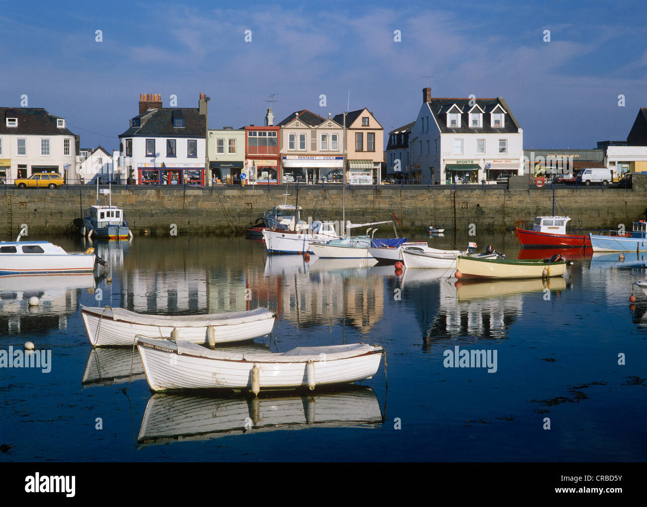 Stadt am Meer, Angelboote/Fischerboote im Hafen, St. Sampson, Guernsey, Channel Islands, England, Vereinigtes Königreich, Europa Stockfoto