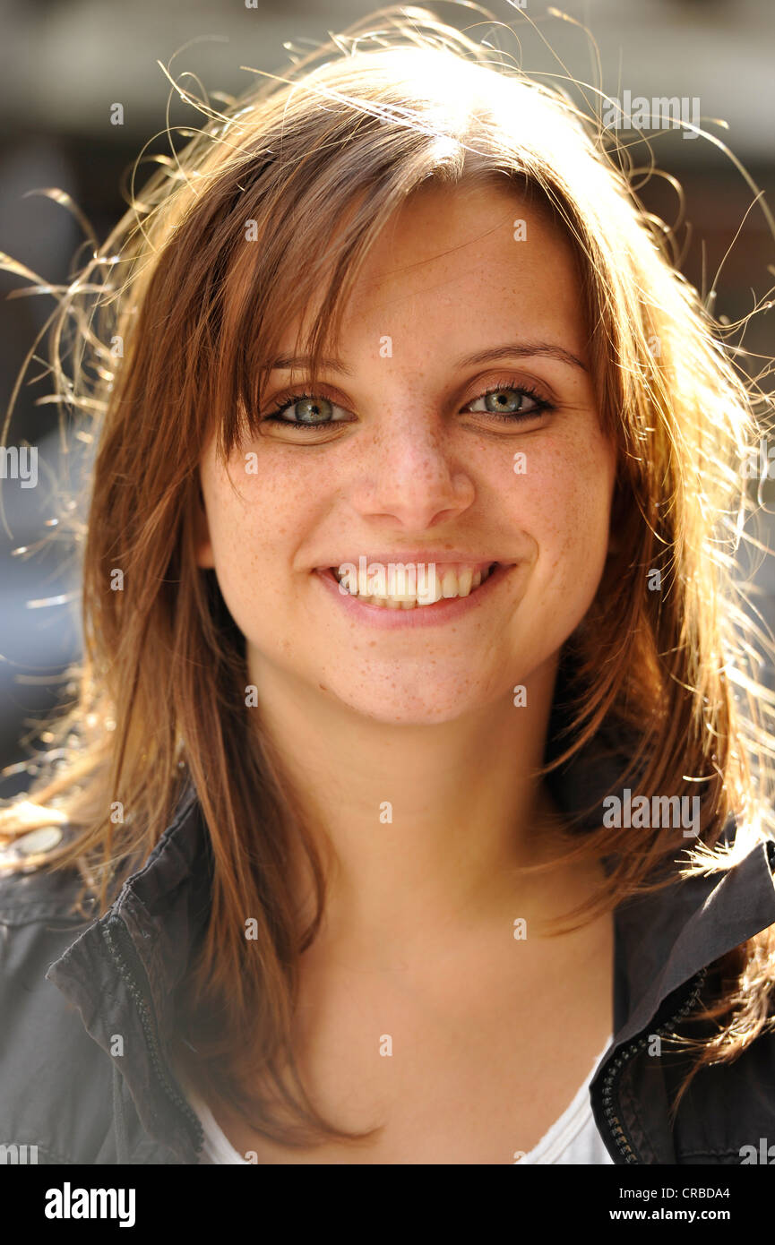 Junge Frau lächelt freundlich, Paris, Frankreich, Europa Stockfoto