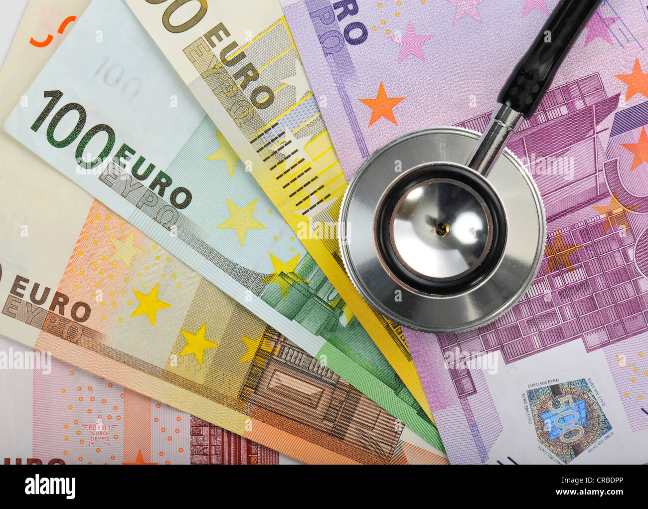 Stethoskop auf ein Fan von Euro-Banknoten, symbolisches Bild des Kranken Euro Gesundheitsversorgung Kostenexplosion, Krankheitskosten Stockfoto